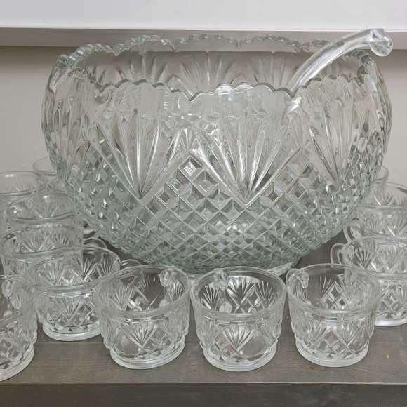 L.E. Smith-Pineapple Cut Punch Bowl Set - Picture 1 of 8
